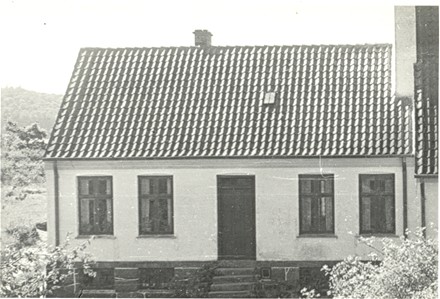 Mit barndomshjem - Fyrvej 1 - inden døren blev nedlagt og dannebrogsvinduerne udskiftet.
(Foto:Ancher Enevoldsen)
