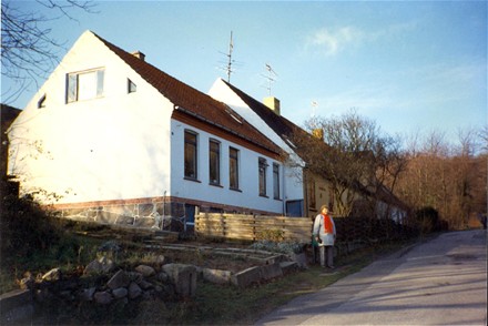 Humledalshuset i år 2000 med den daværende ejer, Maud Olsen, stående foran.