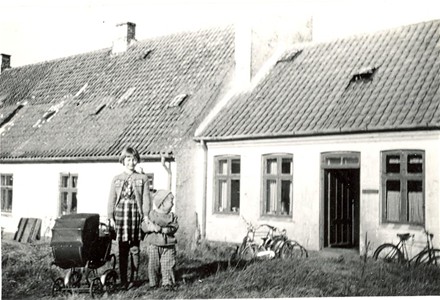 Billedet her er fra ca 1958, og huset er på dette tidspunkt stadig ejet af Hammerens Granitværk, og alle 5 familier bor til leje. Der er tydeligvis problemer med vedligeholdelsen.... 
