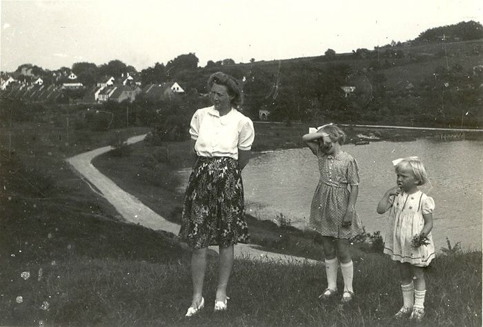 Set fra bakken med Hammersø i baggrunden, ca 1948.
Min mor, Maud Olsen, min moster Käthe Finne og ?
