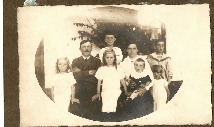 Familien på Fyrvej 9:
Karl Johan og Anna Månsson med 6 af deres 10 børn