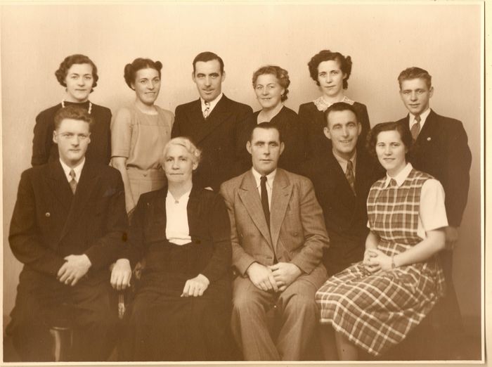 Anna Månsson med sine 10 børn - alle opvokset i Humledal