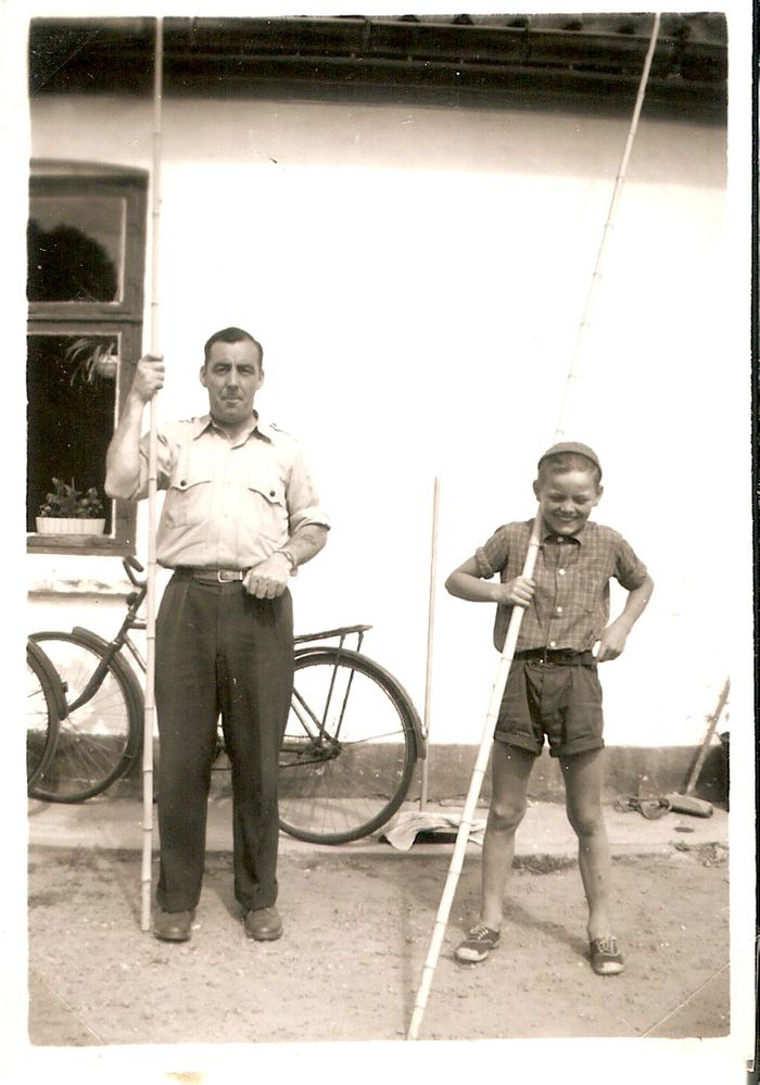 Så skal der fiskes i Gamledam.
Henry Månsson og Palle Holm Petersen - morbror og nevø, er på vej for at fiske. Ca. 1958