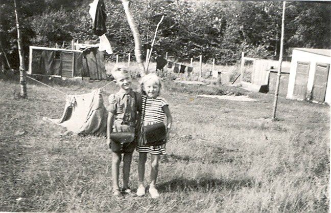 Første skoledag for Jørn-Ole Olsen (Fyrvej 1) og Mari-Ann Mortensen (Fyrvej 3). Året er 1952.