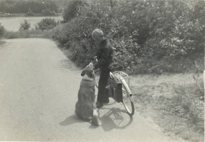 Kenn-Erik fra Fyrvej 1 på vej til første skoledag - men først skal Sherry overtales til at blive hjemme. Året er 1964.