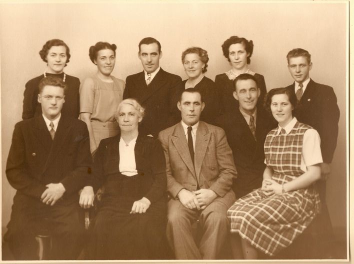 Anna Månsson, Fyrvej 9, med sine 10 børn.
Leverandør:Erik Månsson