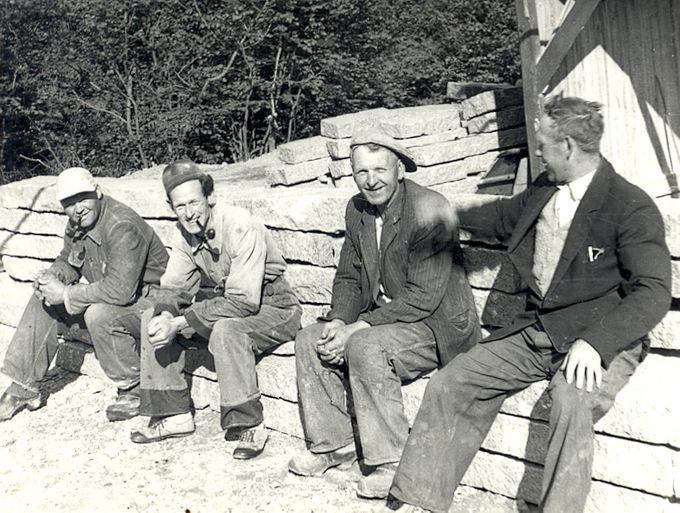 Stenhuggere i Moseløkken: Fra venstre Peter Olsen (Humledalshuset), Villy Jensen, Viggo Hansen og Alman Jørgensen
